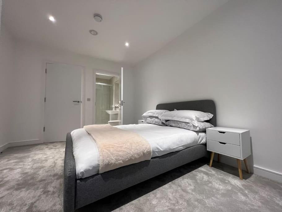 2 Bed Penthouse Style Apartment ลอนดอน ภายนอก รูปภาพ
