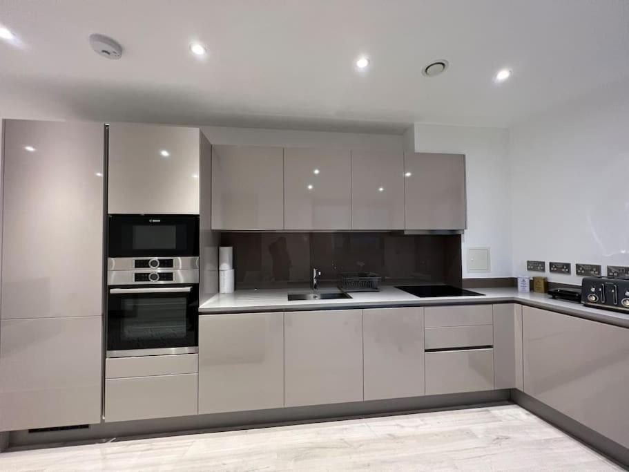 2 Bed Penthouse Style Apartment ลอนดอน ภายนอก รูปภาพ