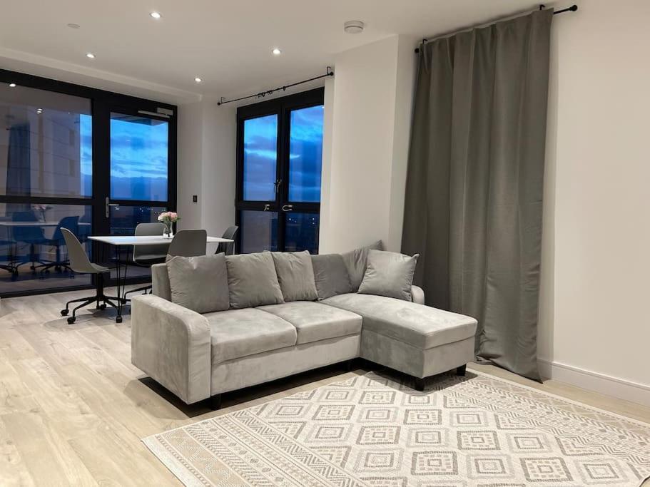 2 Bed Penthouse Style Apartment ลอนดอน ภายนอก รูปภาพ